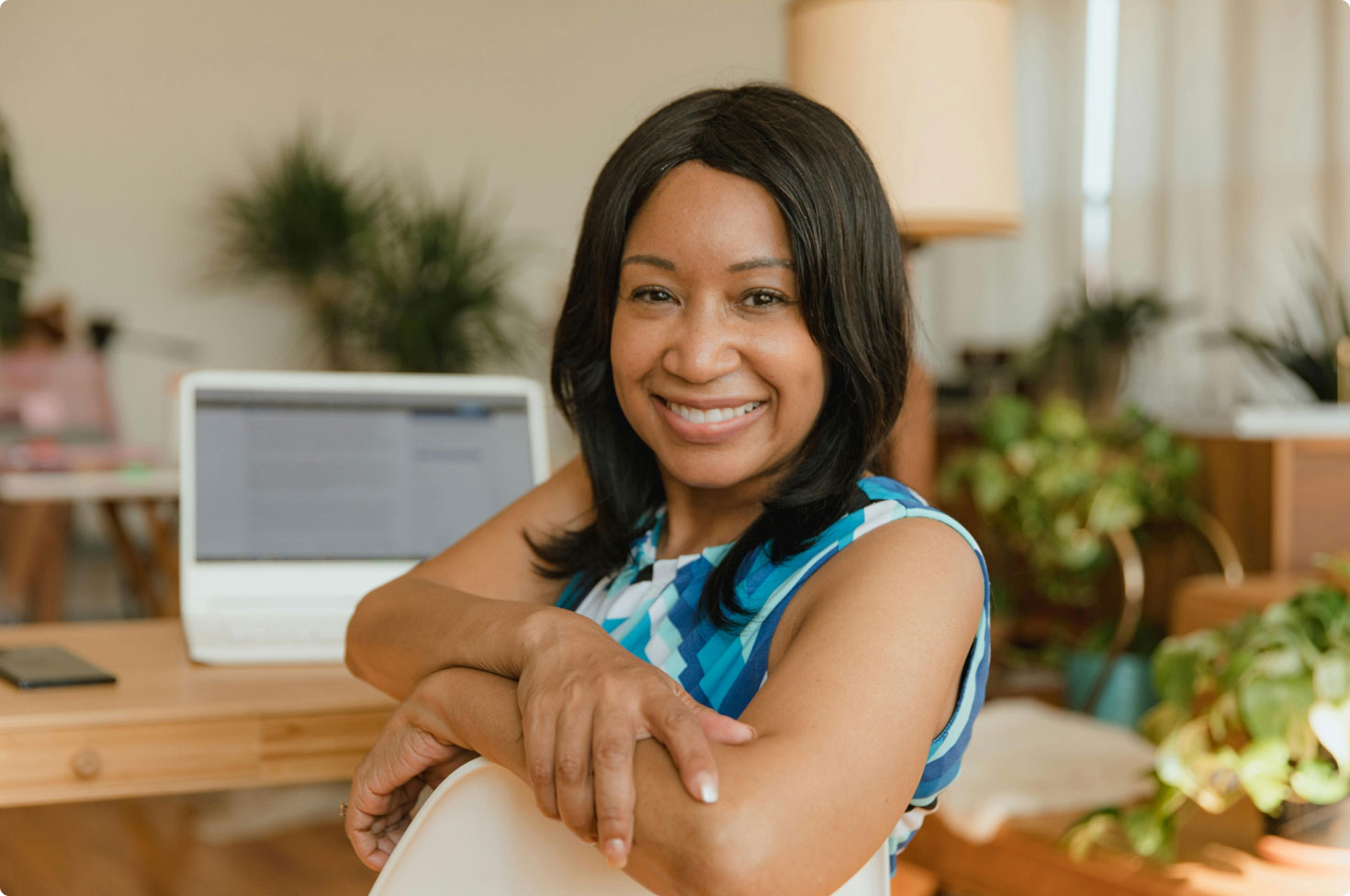 business woman sitting at her desk happy after working with an independent insurance agent